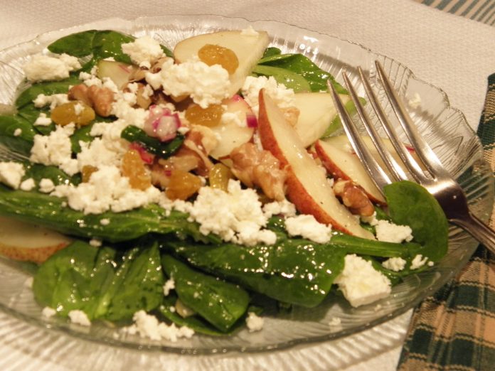 Spinach salad with pears, walnuts and feta cheese