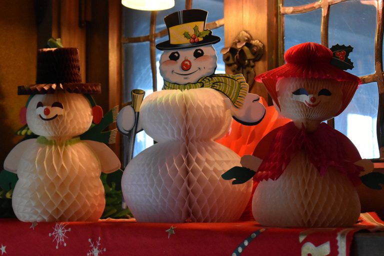 Holiday Displays: Indoor & Outdoor