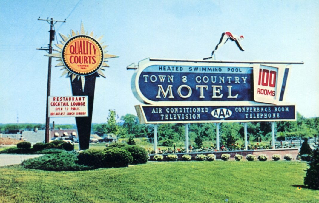 Warren postcard depicts Town & Country Motel’s vintage roadside art